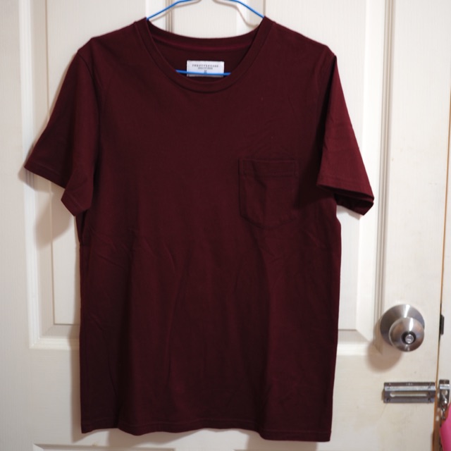 เสื้อยืดสีแดงแบรนด์twenty second size M ราคา99บาท