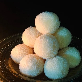 ขนมลาดู ลาดูมะพร้าวนมสด coconut ladoo ถวายพระพิฆเนศ มหาเทพได้ทุกพระองค์ ( กล่อง 3 ชิ้น ขึ้นไป แถมฟรี!! เทียน + กำยาน )