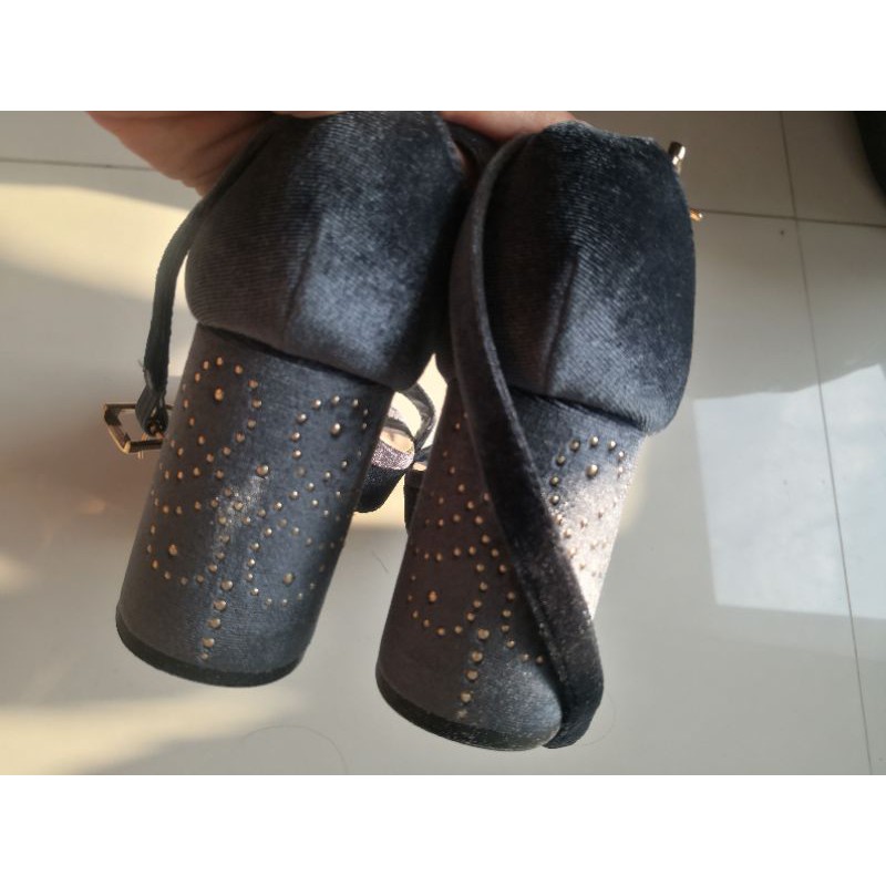 รองเท้า​ส้นสูง​มือสอง​vnc