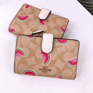 🎀 ส่งฟรี กระเป๋าสตางค์ 2 พับ ลายแตงโม Coach 3152 MEDIUM CORNER ZIP WALLET IN SIGNATURE CANVAS WITH WATERMELON PRINT