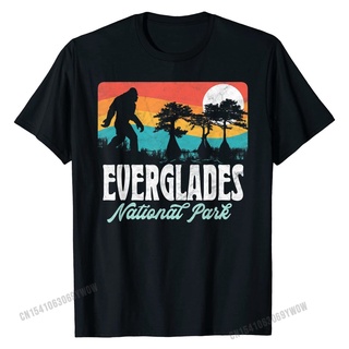 [COD]เสื้อยืด พิมพ์ลาย Everglades National Park Florida Bigfoot Swamp Ape Trees สําหรับผู้ชาย