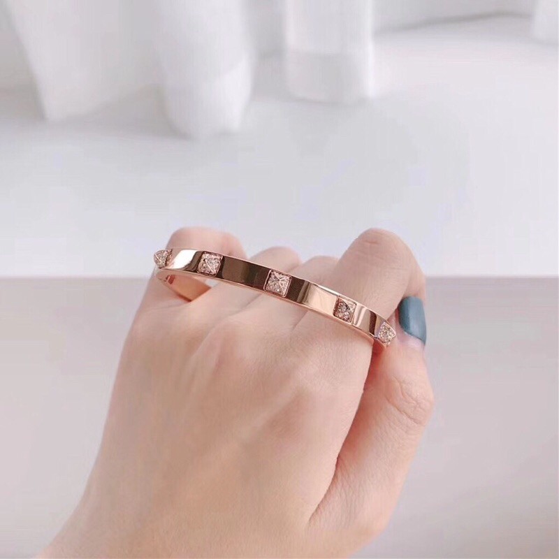 สร้อยข้อมือใหม่กำลังลดราคา Swarovski แท้ Swarovski มีกล่อง ถุง มีใบเสร็จจากศูนย์ฮ่องกงครบ金日塔手镯
