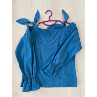 [Used] ครั้งเดียว เสื้อปาดไหล่ผ้าลินิน 💙 สีน้ำเงิน ผูกโบว์ที่ไหล่ 2 ข้าง