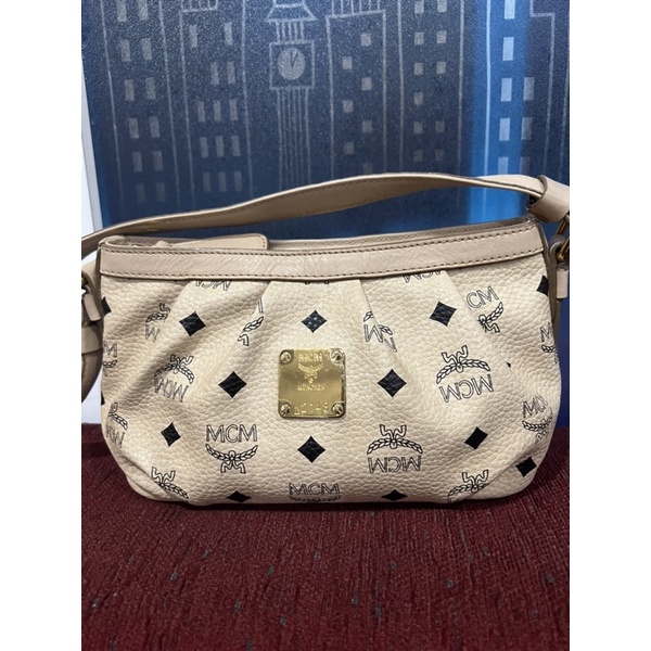 พอช mcm ขนาด กว้าง 9 นิ้ว สูง 5 นิ้ว มือสอง หน้าเพลทยังไม่ได้แกะพลาสติก ราคา 3,999 บาท made in korea