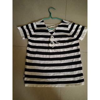 เสื้อคอวีสำหรับสุภาพสตรีลายขวางเสื้อมือ2 สภาพสวย