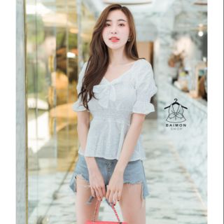 เสื้อลูกไม้ แต่งโบว์ผูกตรงอก แขนจั้ม ฉลุทั้งตัว ช่วงเอวจั้มรอบตัว ให้ดูมีสัดส่วนเซ็กซี่ งานสวยมากๆ ผ้าใส่สบาย