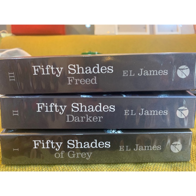 หนังสือนิยาย fifty shades of grey อ่านเพื่อฝึกภาษาอังกฤษค่ะ แต่ตั้งแต่ซื้อมาไม่ได้หยิบมาอ่านเลยขอส่ง