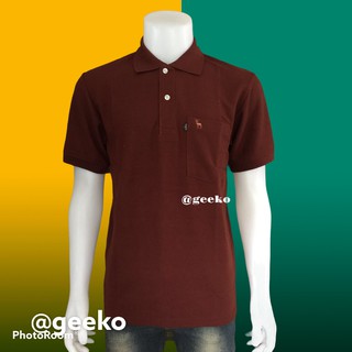 Geeko เสื้อโปโล ตรากวาง สีน้ำตาลเข้ม ผลิตจากเนื้อผ้าคุณภาพดี ผ้าเนื้อนุ่มน่าสัมผัส และยืดหยุ่นได้ดี