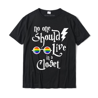 เสื้อยืดแขนสั้น คอกลม ผ้าฝ้าย พิมพ์ลาย No One Should Stay In The Closet Gay Pride Street สําหรับผู้ชาย และคู่รัก