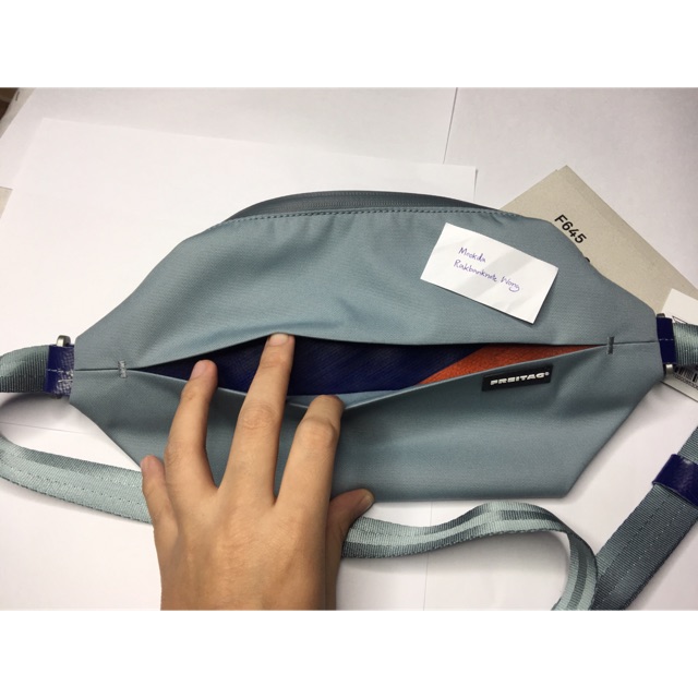 กระเป๋าคาดอก รุ่น Phelps แบรนด์ Fritag สีใหม่ด้านนอกเป็นสีเทา