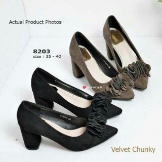 Velvet Chunky Shoes คัชชูหนังสักหราดแต่งดอกไม้