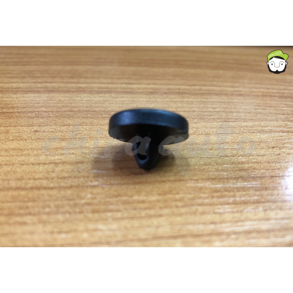 พลาสติกรองสวิทช์ไฟเบรค Toyota Camry (90541-06036-1) แท้ห้าง Chiraauto