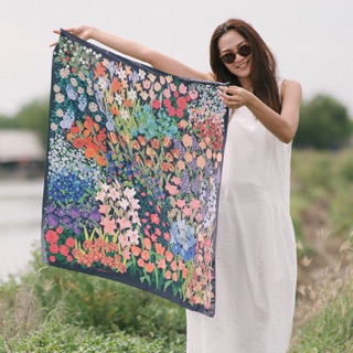 Keukenhof Scarf - Vivid Black ผ้าพันคอ ลายทุ่งดอกไม้ สีดำ