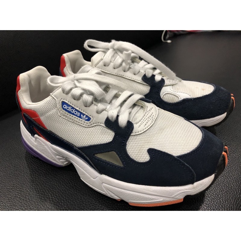 รองเท้าผ้าใบ adidas falcon us 7.5