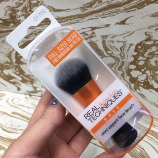 แปรงลงรองพื้น Real Techniques Mini Expert Face Brush