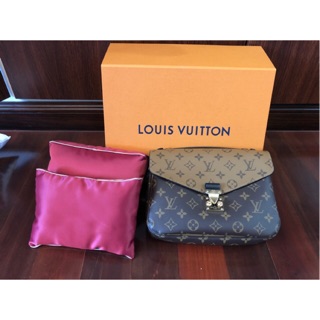 หมอน LV Pochette Metis