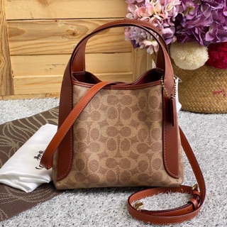 📌Coach Hadley Hobo 21 in Signature Canvas Brass/Tan Rust Women Bags  📌ขนาด : 8 1/4" (L) x 6 3/4" (H) x 4 3/4" (W)