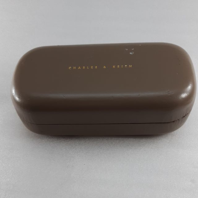 แว่นตาแบรนด์Charles & Keith ขายกล่องแว่นตามือสอง