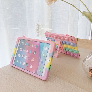 เคสแท็บเล็ต ซิลิโคนนิ่ม ลายการ์ตูนหมี สีรุ้ง พร้อมขาตั้ง สําหรับ Ipad 2020 Air4 Ipadpro Mini5 4 3 2 1 2019 Ipad Air1 2 10.2 10.9 11 10.5 9.7 นิ้ว Ipad 2 3 4 เชือกเส้นเล็ก แบบแขวน