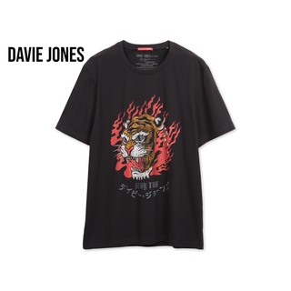 【ผ้าฝ้ายแท้】ราคาต่ำสุดDAVIE JONES เสื้อยืดพิมพ์ลาย สีดำ ทรง Regular Fit Graphic Print T-Shirt in black TB0269BKขนาดเต็มS