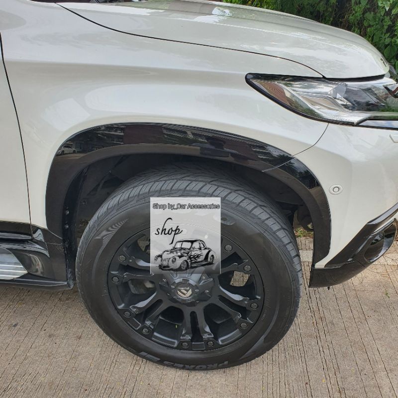 คิ้วล้อ Mitsubishi Pajero Sport ขนาด 3 นิ้วแบบเรียบ สีดำเงา ใส่ปี 2015 - 2018