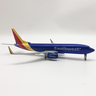 โมเดลเครื่องบิน Southwest ฺB737  ขนาด 20 ซม.ลำใหญ่ ทำด้วยเหล็ก  มีล้อและขาตั้งโชว์  สวย งานละเอียด   ของเล่น ของขวัญ