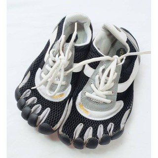 Vibram FiveFingers Size 33EU สีดำ/ขาว มือสอง ของแท้