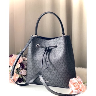 💚แท้💯 พร้อมส่ง💚MK MICHAEL KORS SURI LARGE LOGO CROSSBODY BAG 35T1SU2M7B BLACK SIGNATURE BUCKET ▶️ดำลายMK อะไหล่เงิน