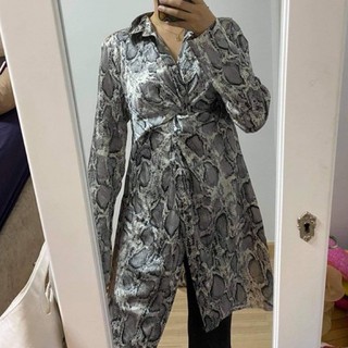 เสื้อตัวยาวลายงูสีเทา