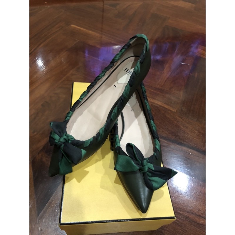 รองเท้าผู้หญิงส้นแบน Fendi (นัดรับได้)
