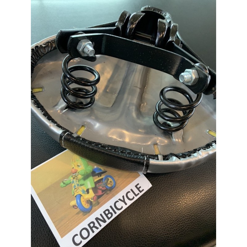 อานจักรยาน เบาะจักรยาน ทรงมินิอัดลายแม่บ้าน กว้าง หนานุ่ม มีสปริง โครงเหล็ก มีสีดำบอน และ สีดำล้วน - รูปที่ 2