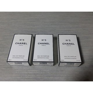 กล่องใส่น้ำหอม CHANEL NO.5 ของแท้ มีตำหนิตรงฝากล่องเขียน(เขียนวันเริ่มใช้ไว้คะ)