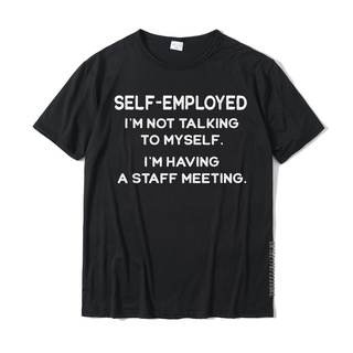 เสื้อยืดลําลอง ผ้าฝ้าย แขนสั้น พิมพ์ลาย Im Not Talking To Myself Staff Meeting แฟชั่นสําหรับผู้ชาย