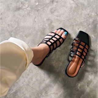 Karine Rubik Sandals in Black รองเท้าแตะรุ่นรูบิค สีดำ