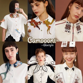 CAMOOONI เสื้อเชิ้ตสีขาว เชิ้ตคอปก เสื้อขาว ปกคอปักลาย เสื้อออกงาน ชุดออกงาน ชุดสาวออฟฟิศ ปกคอปักลายปลา สุนัขจิ้งจอก ไพ่