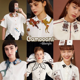 CAMOOONI เสื้อเชิ้ตสีขาว เชิ้ตคอปก เสื้อขาว ปกคอปักลาย เสื้อออกงาน ชุดออกงาน ชุดสาวออฟฟิศ ปกคอปักลายปลา สุนัขจิ้งจอก ไพ่