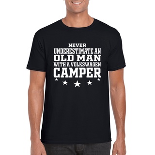 เสื้อยืด ลาย VW Camper Tribute Never Underestimate An Old Man With A Volkswagen 085 สําหรับผู้ชายS-5XL