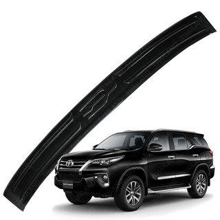 กันรอยท้าย ชายประตูท้าย ชายบันไดท้าย สีเครฟล่าดำ  สำหรับ Toyota Fortuner รุ่น TRD ปี 2015-2017