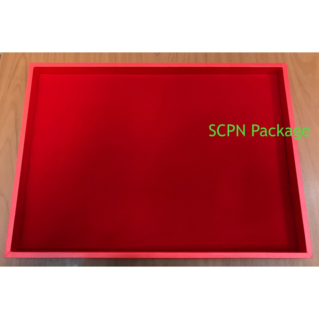 ถาดกำมะหยี่พื้นเรียบ 10x14 นิ้ว สีแดง สำหรับโชว์เครื่องประดับ โชว์พระ พื้นปูกำมะหยี่ขอบหุ้มหนังเทียม(35.6ซมx25.4ซมx2.5ซ