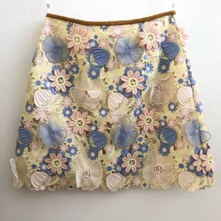 SRETSIS skirt กระโปรงลูกไม้ (used once like New)