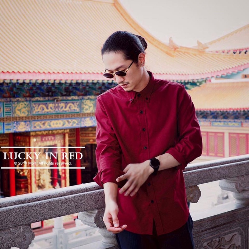 RED WINE OXFORD SHIRT  เสื้อเชิ้ต คอปก สีแดง - รูปที่ 2