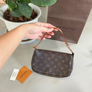 lv พอชใบที่2 มือสองของแท้💯ค่ะ (รบกวนทั่กแชทก่อนสั่งค่ะ)