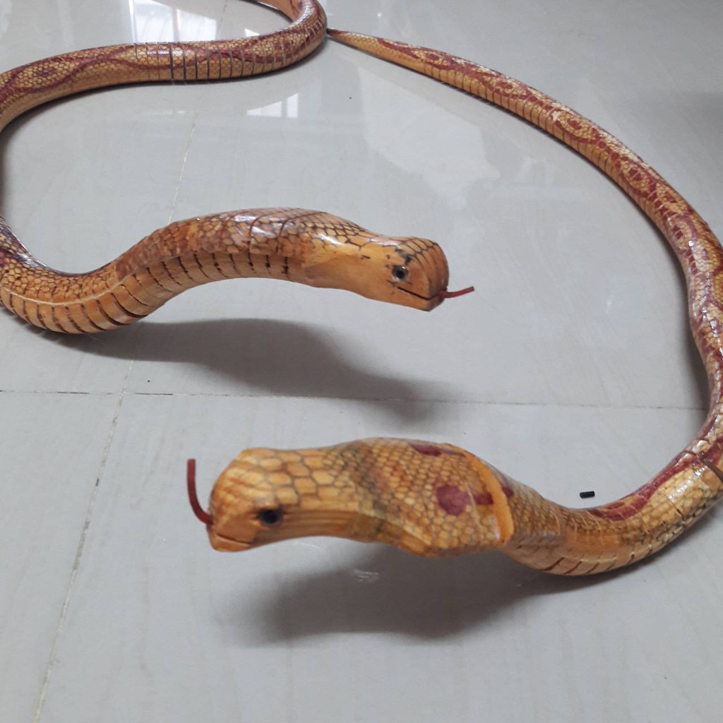 งูปลอม งูเห่าปลอม สัตว์ปลอม งูไม้ จับเลื้อยได้ งูของเล่น งูไล่นก ของเล่นแกล้งคน ขนาดเท่าของจริง เล็ก ใหญ่