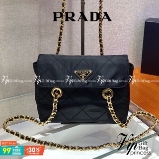 P.rada Black Quilted Nylon Vintage Shoulder Bag ถือว่าเป็นแบรนด์ที่ได้รับการขนานนามว่าเป็น "แบรนด์คลาสสิกที่แปลกใหม่