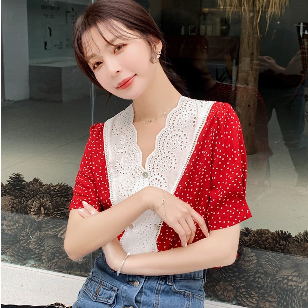 LFBAShop เสื้อสาวๆวัยทำงาน คอวีดีเทลลูกไม้มีกระดุมเก๋ๆไปอี้ก ใส่แล้วดีขนาดสีแดงยังดูสุภาพสุดๆ