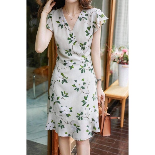 มาใหม่ เดรสคอวีสีขาว ลายดอกไม้เขียว มีซับใน ร้าน VEERA STORE