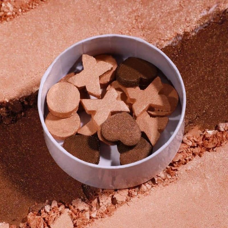 BECCA x Khloe & Malika Glow Letters 8g. (Limited Edition)