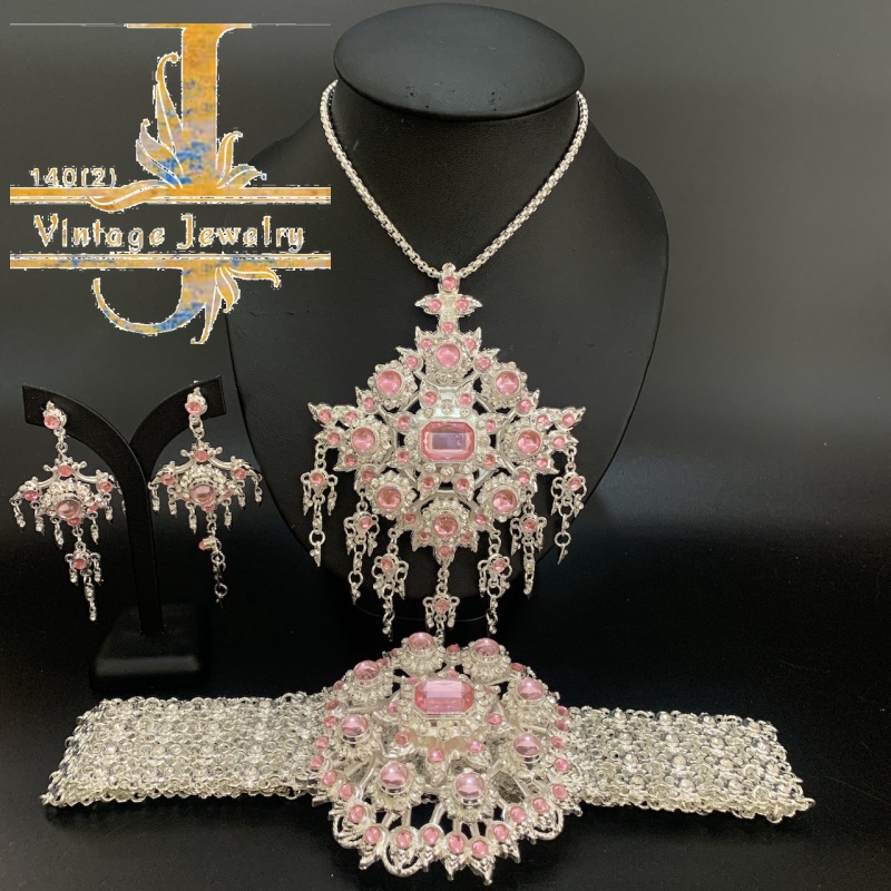 Vintage Jewelry เครื่องประดับผู้หญิงชุดไทย สีเงินพลอยชมพูสวยๆ