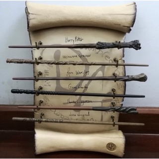 harry potter wand set เซตไม้กายสิทธิ์จากเรื่อง แฮร์รี่พอตเตอร์ มี 6 ไม้ มาพร้อมฐานวาง *packaging มีตำหนิ