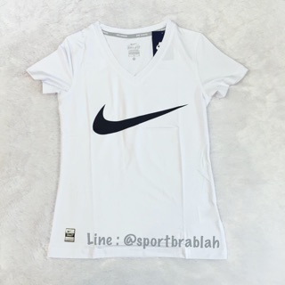 Nike จาก 890฿ เสื้อยืดคอวี แขนสั้น สำหรับออกกำลังกายสตรี โยคะ ฟิตเนส หรือลำลอง